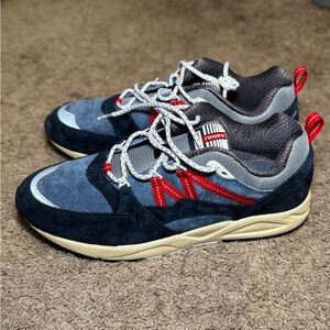 Karhu FUSION 2.0 INDIA INK/FIERY RED